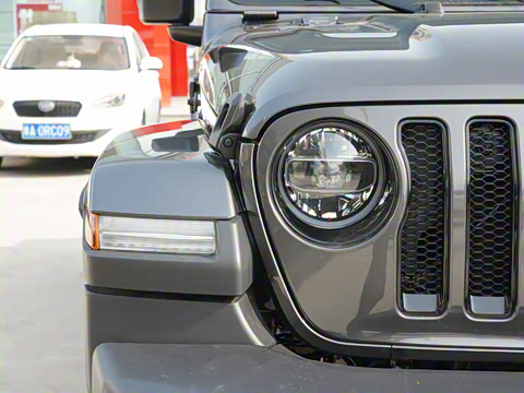 2022款 2.0T 高地四门版 2022款 2.0T 高地四门版