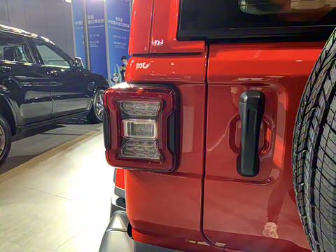 2022款 2.0T 高地四门版 2022款 2.0T 高地四门版