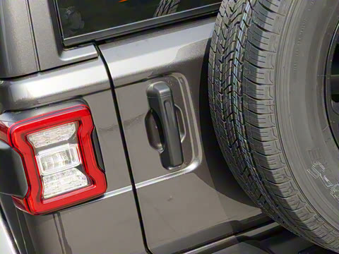 2022款 2.0T 高地四门版 2022款 2.0T 高地四门版