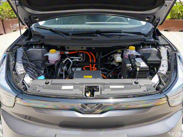 合众汽车 哪吒U 2022款 智400 三元锂 合众汽车 哪吒U 2022款 智400 三元锂