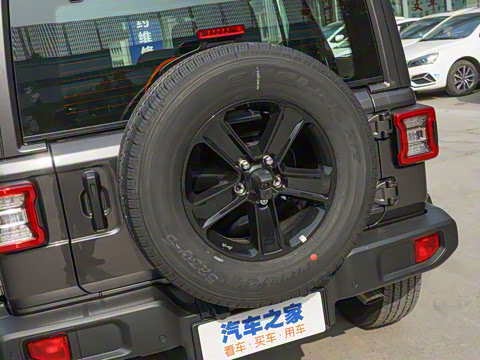 2022款 2.0T 高地四门版 2022款 2.0T 高地四门版