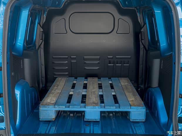 福特(进口) 全顺新能源(海外) 2023款 E-Transit Courier 欧洲版