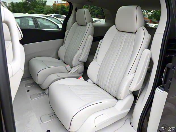 上汽通用別克 別克GL8 2023款 陸上公務(wù)艙 652T 尊貴型