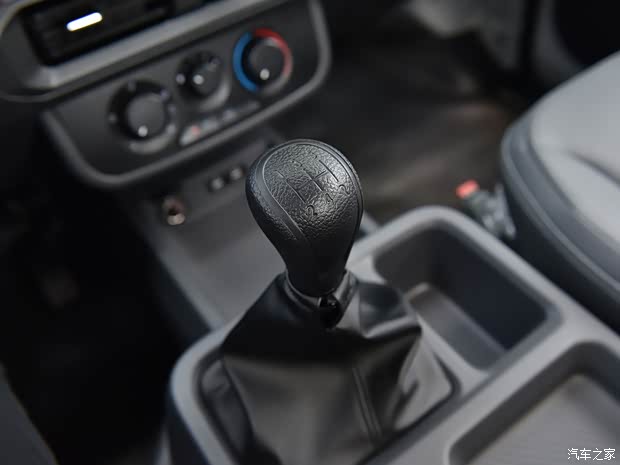 上汽通用五菱 五菱龍卡 2023款 2.0L 舒適型 上汽通用五菱 五菱龍卡 2023款 2.0L 舒適型