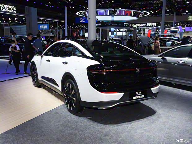 丰田(进口) 皇冠(进口) 2023款 2.4T SportCross HEV四驱至尊版 丰田(进口) 皇冠(进口) 2023款 2.4T SportCross HEV四驱至尊版