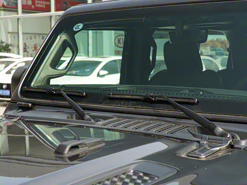 2022款 2.0T 高地四门版 2022款 2.0T 高地四门版