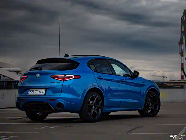 阿爾法·羅密歐 Stelvio斯坦維 2022款 Estrema