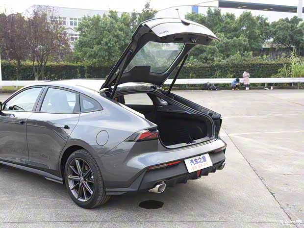 長(zhǎng)安汽車 長(zhǎng)安UNI-V 2022款 基本型