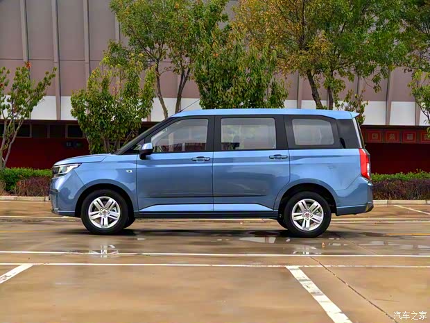 上汽通用五菱 五菱宏光PLUS 2019款 1.5T 手动豪华型 7座