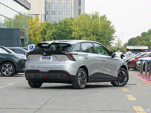 上汽集团 MG MULAN 2022款 425km 豪华版 上汽集团 MG MULAN 2022款 425km 豪华版