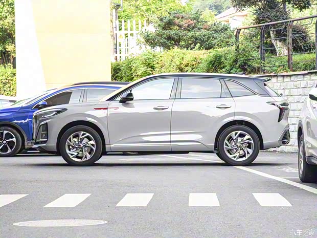 一汽红旗 红旗HS3 2023款 2.0T 尝鲜版 一汽红旗 红旗HS3 2023款 2.0T 尝鲜版