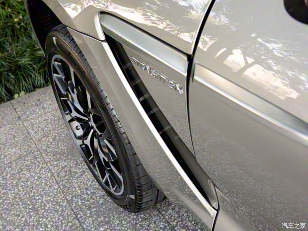阿斯顿·马丁 阿斯顿·马丁DBX 2022款 3.0T Straight-Six