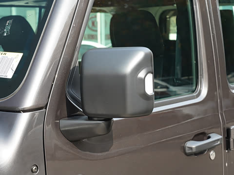 2022款 2.0T 高地四门版 2022款 2.0T 高地四门版