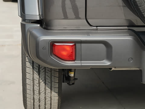 2022款 2.0T 高地四门版 2022款 2.0T 高地四门版