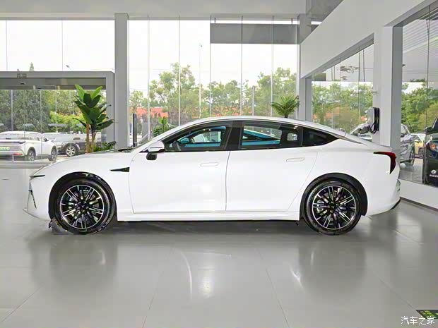 合众汽车 哪吒S 2023款 纯电 520km 后驱Lite版