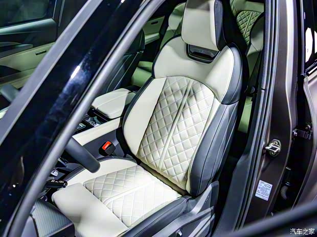 上汽奥迪 奥迪Q6 2022款 50 TFSI quattro 凌云版edition one 飞骑套装 6座 上汽奥迪 奥迪Q6 2022款 50 TFSI quattro 凌云版edition one 飞骑套装 6座