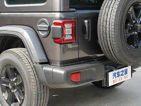 2022款 2.0T 高地四门版 2022款 2.0T 高地四门版