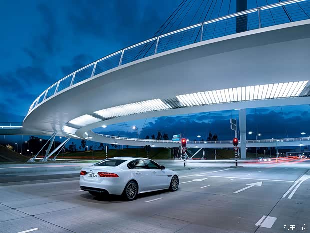 捷豹 捷豹XE 2019款 2.0T 300PS 四驅(qū)LANDMARK EDITION