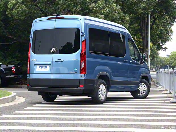 上汽大通 上汽大通MAXUS V90 2022款 2.0T AMT運(yùn)杰前驅(qū)短軸高頂后單胎6座