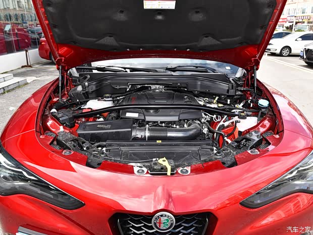 阿尔法·罗密欧 Stelvio斯坦维 2023款 2.0T 280HP Veloce赛道版