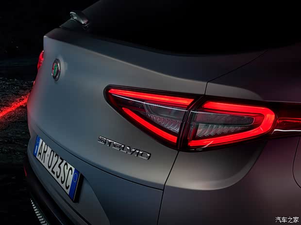 阿爾法·羅密歐 Stelvio斯坦維 2023款 Competizione