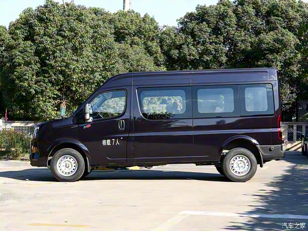 東風(fēng)汽車 御風(fēng) 2023款 V9+ 2.0T 手動前驅(qū)多功能中軸中頂7座