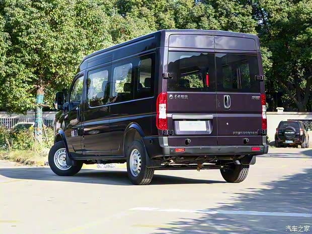 東風(fēng)汽車 御風(fēng) 2023款 V9+ 2.0T 手動前驅(qū)多功能中軸中頂7座