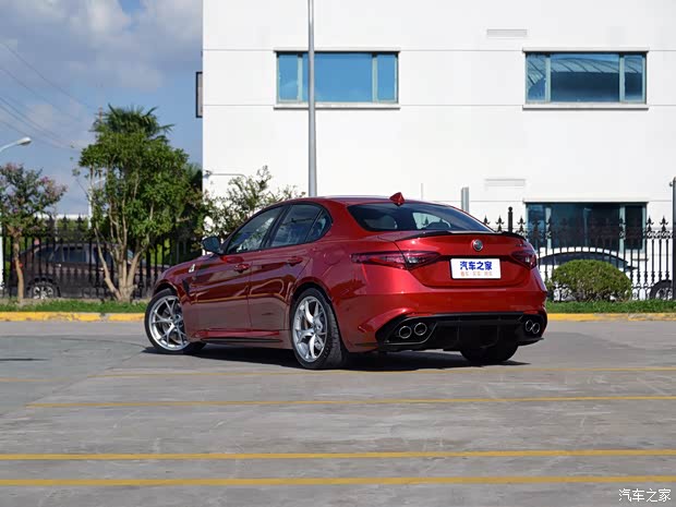 阿尔法·罗密欧 Giulia 2019款 2.9T 510HP 四叶草版