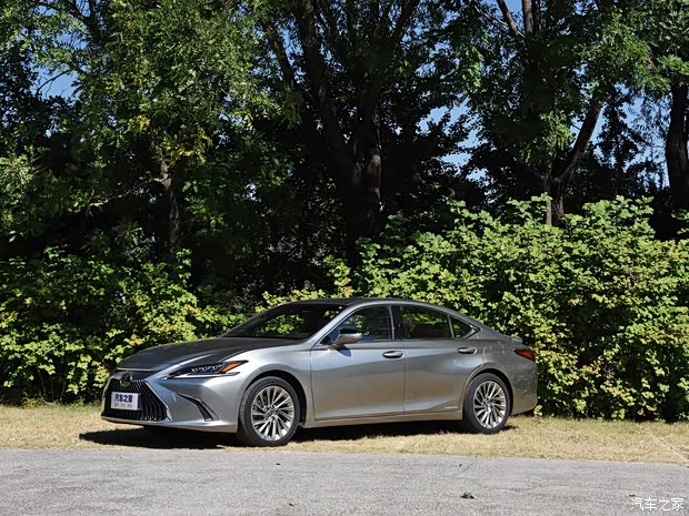 雷克萨斯 雷克萨斯ES 2018款 300h 行政版