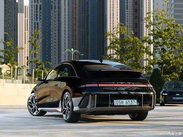 现代(进口) IONIQ(艾尼氪)6 2022款 基本型 现代(进口) IONIQ(艾尼氪)6 2022款 基本型