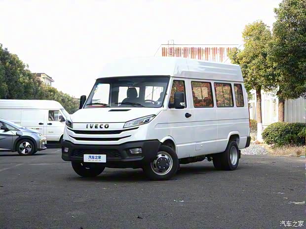 南京依维柯 依维柯得意 2022款 2.5T A37 M1客车 5-9座长轴中顶双胎侧拉门
