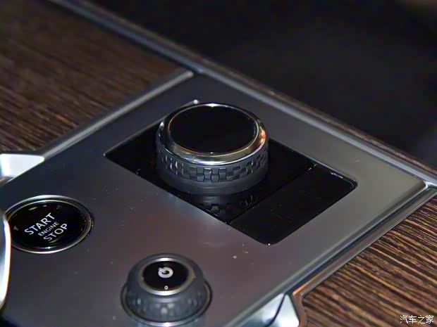 路虎(進(jìn)口) 攬勝 2022款 3.0 L6 400PS 典范加長(zhǎng)版