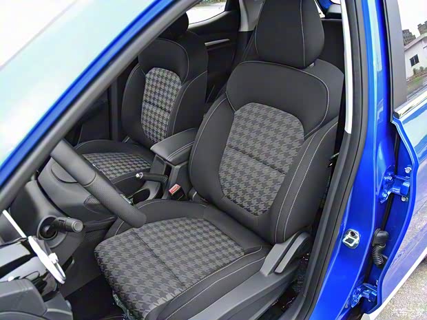 上汽集團(tuán) 名爵ZS 2018款 1.5L 手動(dòng)65寸巨幕天窗版