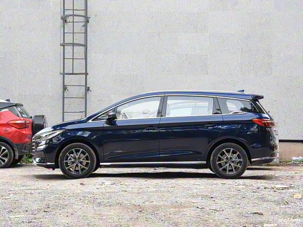 比亚迪 宋MAX新能源 2022款 DM-i 105KM 旗舰型 比亚迪 宋MAX新能源 2022款 DM-i 105KM 旗舰型