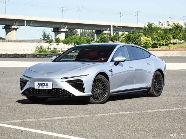 合众汽车 哪吒S 2024款 纯电 650 AWD新享版 合众汽车 哪吒S 2024款 纯电 650 AWD新享版