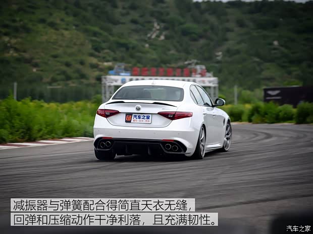 阿尔法·罗密欧 Giulia 2017款 2.9T 510HP 四叶草版