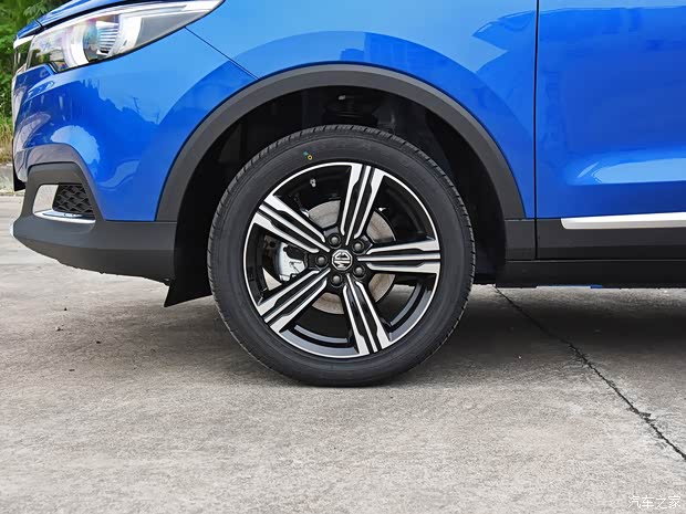 上汽集團(tuán) 名爵ZS 2018款 1.5L 手動(dòng)65寸巨幕天窗版