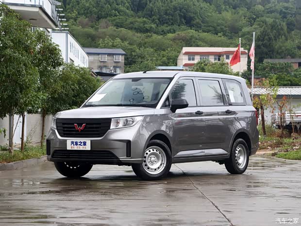 上汽通用五菱 五菱宏光PLUS 2020款 1.5L 手动标准型 7座 上汽通用五菱 五菱宏光PLUS 2020款 1.5L 手动标准型 7座