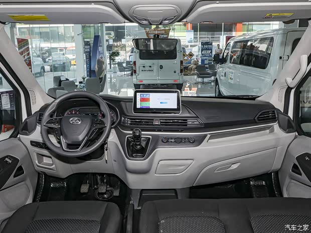 上汽大通 新途V90 2022款 2.0T手動運杰前驅(qū)短軸中頂后單胎6座