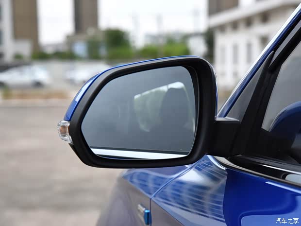 上汽集團(tuán) 名爵ZS 2018款 1.5L 手動(dòng)65寸巨幕天窗版