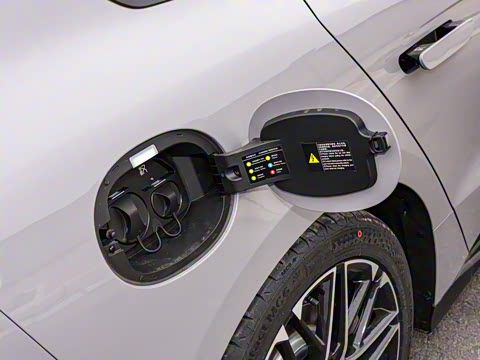 2025款 EV 智驾版 605KM尊荣型 2025款 EV 智驾版 605KM尊荣型