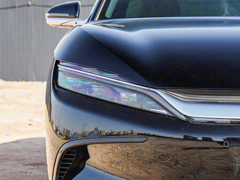 2025款 EV 智驾版 605KM尊荣型 2025款 EV 智驾版 605KM尊荣型