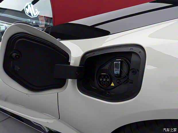 上汽集团 MG Cyberster 2024款 520km 传奇四驱红篷版 上汽集团 MG Cyberster 2024款 520km 传奇四驱红篷版