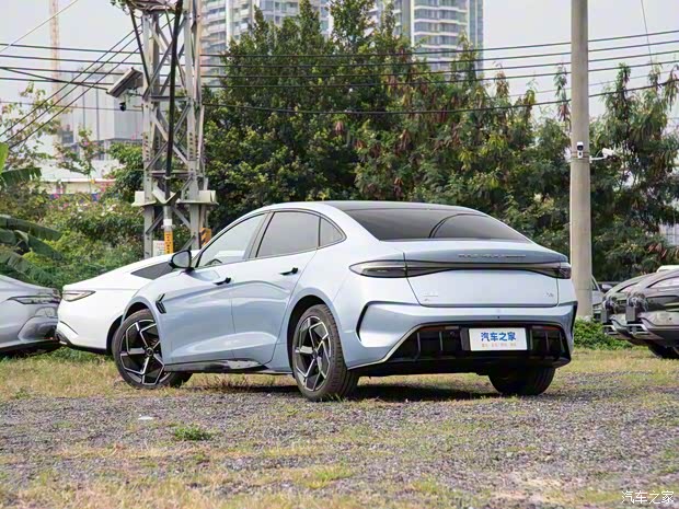 比亚迪 海豹 2024款 荣耀版 700km 性能版 比亚迪 海豹 2024款 荣耀版 700km 性能版