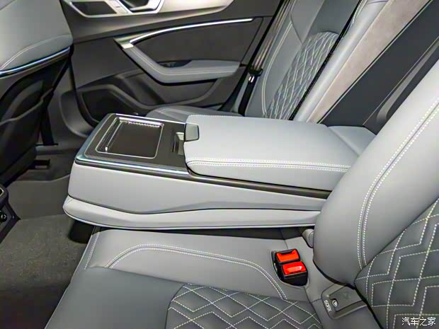 上汽奧迪 奧迪A7L 2024款 55 TFSI quattro RS 套件競(jìng)速版