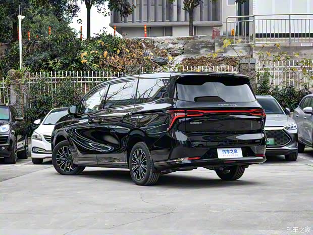 东风风行 星海V9 2024款 PHEV 200km 尊享型 东风风行 星海V9 2024款 PHEV 200km 尊享型