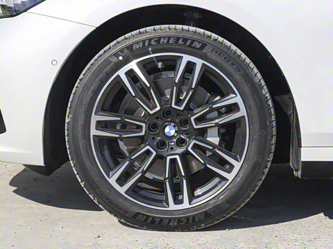 2025款 530Li 领先型 M运动套装 2025款 530Li 领先型 M运动套装