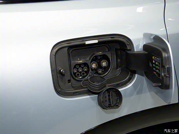 合众汽车 哪吒L 2024款 510 闪充红衣版 合众汽车 哪吒L 2024款 510 闪充红衣版