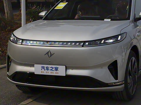 2025款 210Ultra增程版 6座 2025款 210Ultra增程版 6座