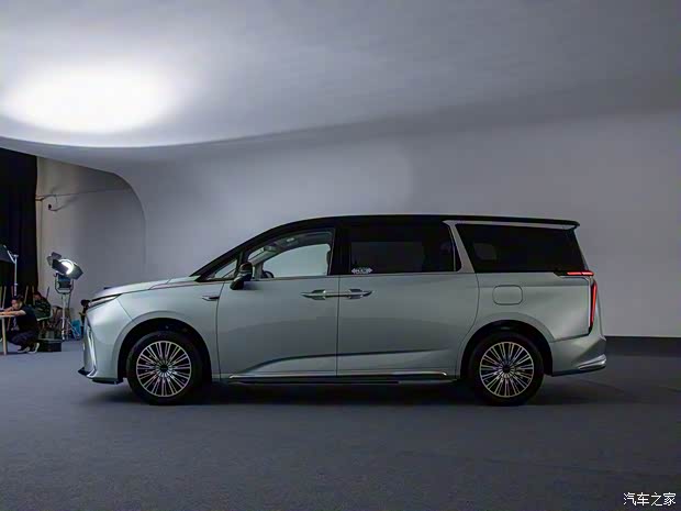 上汽大通 大家9 2024款 超混 超長續(xù)航版 6座 高配